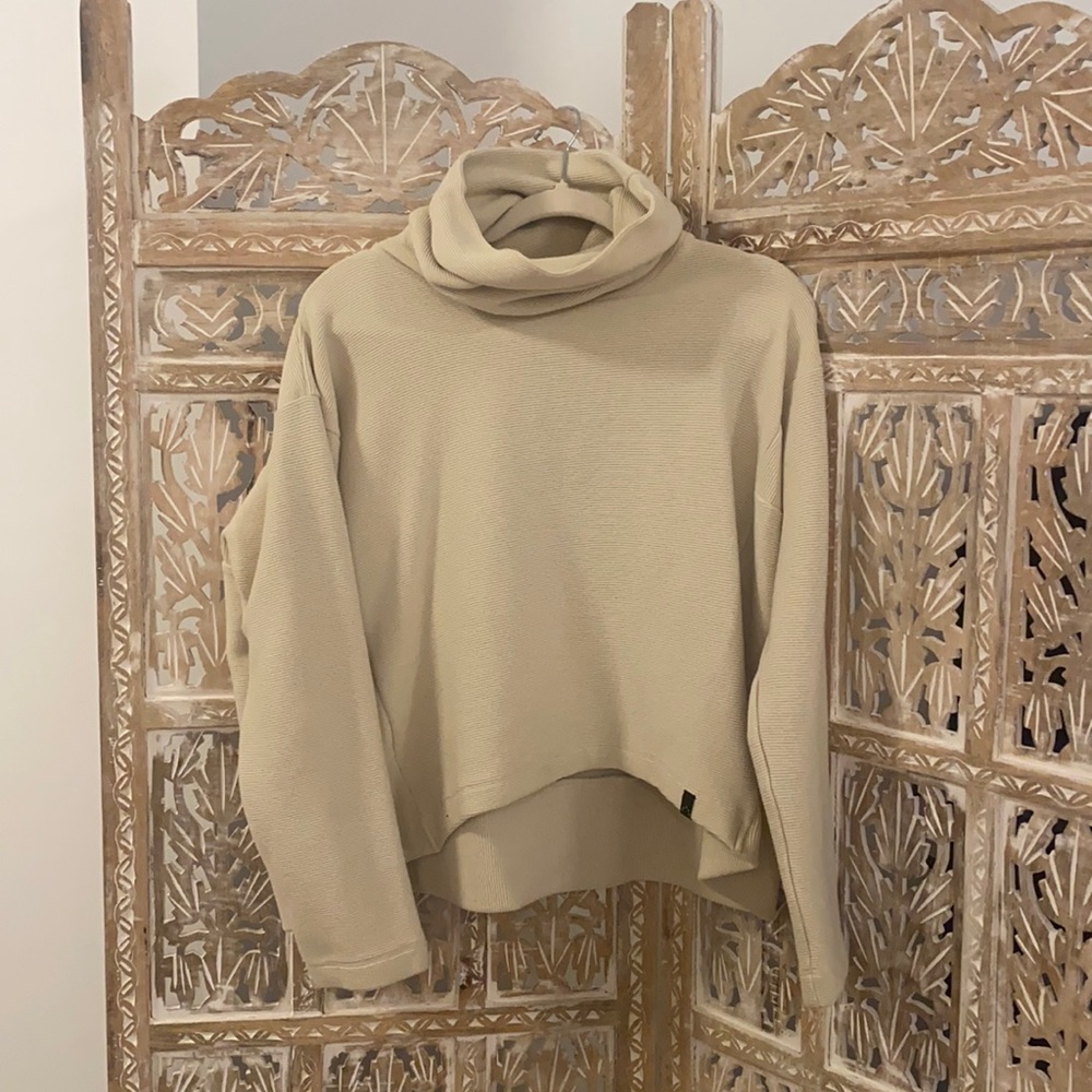 Varley XS sweatshirt/sweater. Ribbed with a cropped front and high neck.